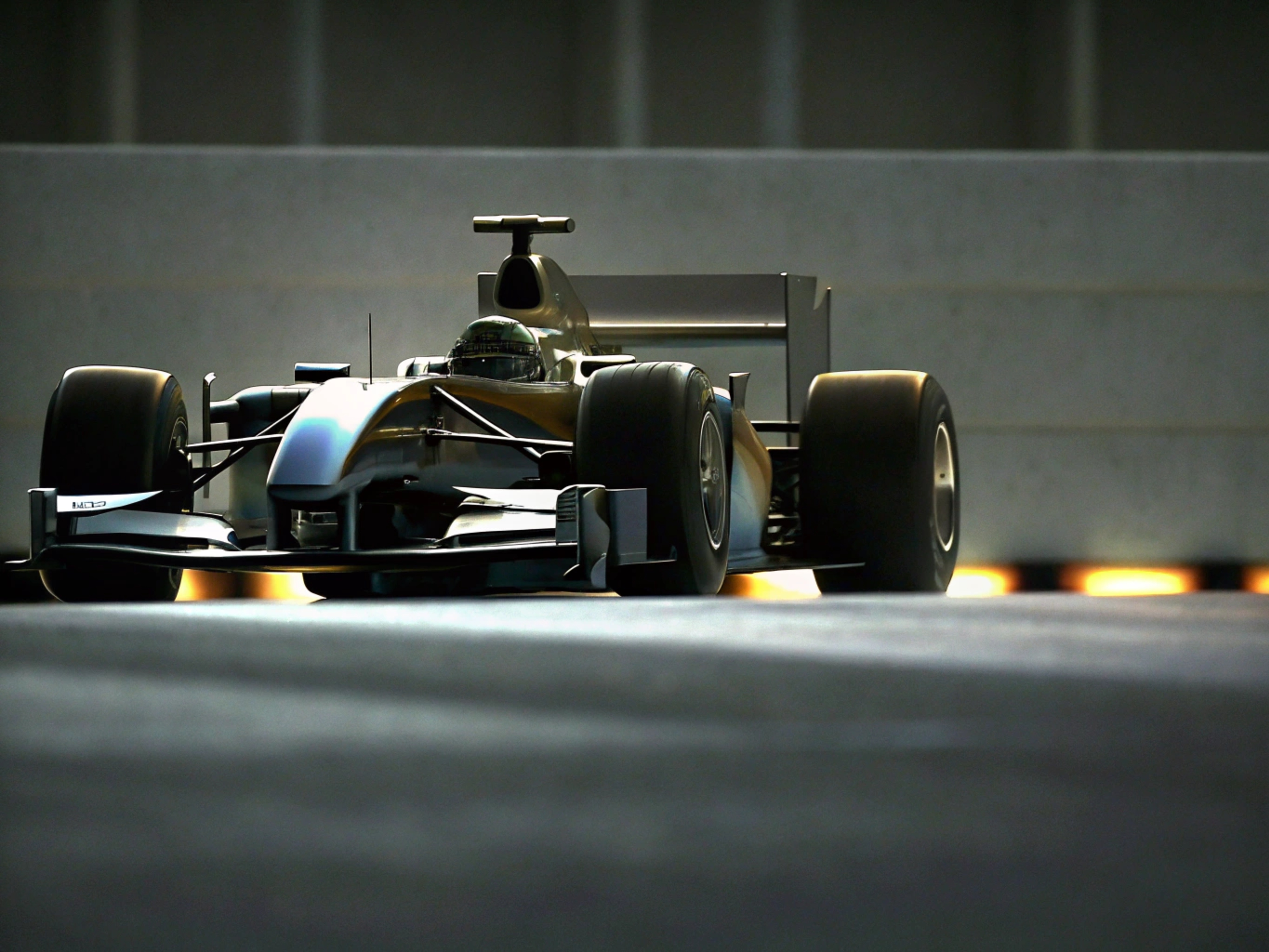 Fotorealistisches Bild von Fernando Alonso im Auto in der Garage, sichtlich erschöpft und frustriert, mit deutlichen Spuren der Motorvibrationen an Gesicht und Händen.