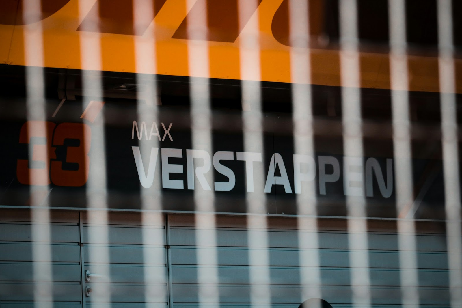 Schild mit der schwarzen 33 von Max Verstappen