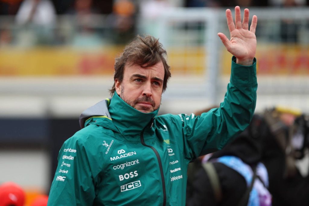 Alonso bleibt 2027 in der Formel 1, Aston Martin behält sein Fahrerduo