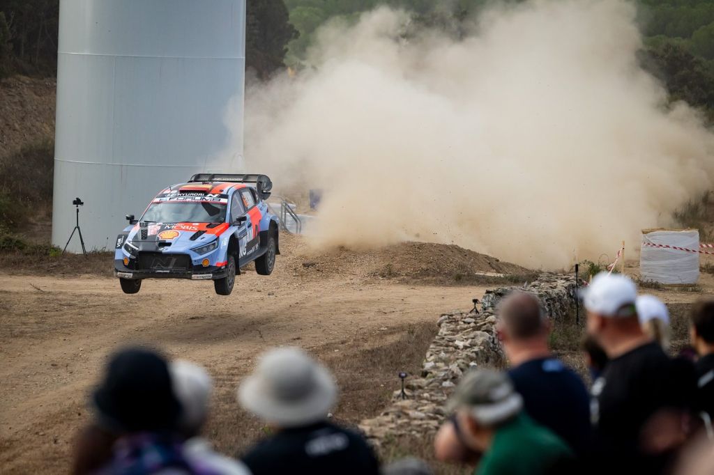 Rallye Sardinien: Neuville führt knapp, Solberg ist Dritter