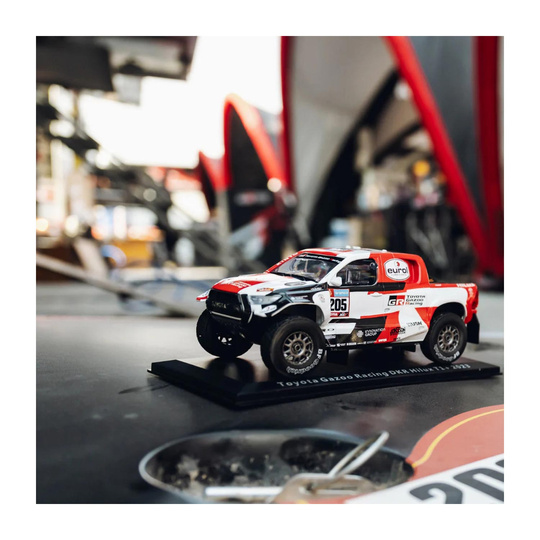 Toyota Gazoo Racing Modellauto 1:24 Dakar Hilux T1+